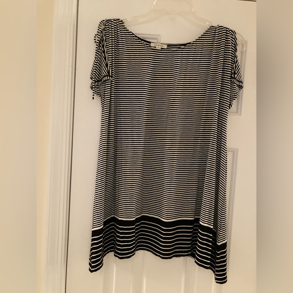 Very cute Max Studio size M short sleeved tunic top
